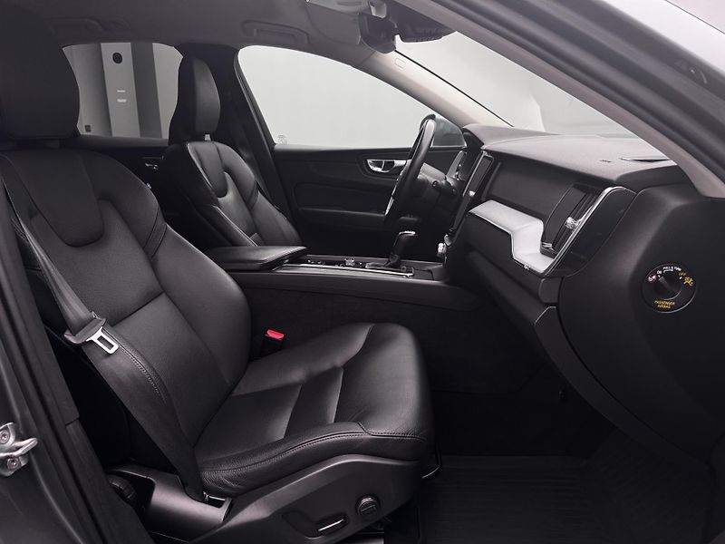 Volvo XC60 D4 AWD MOMENTUM PRO  - fotka 25 z 42