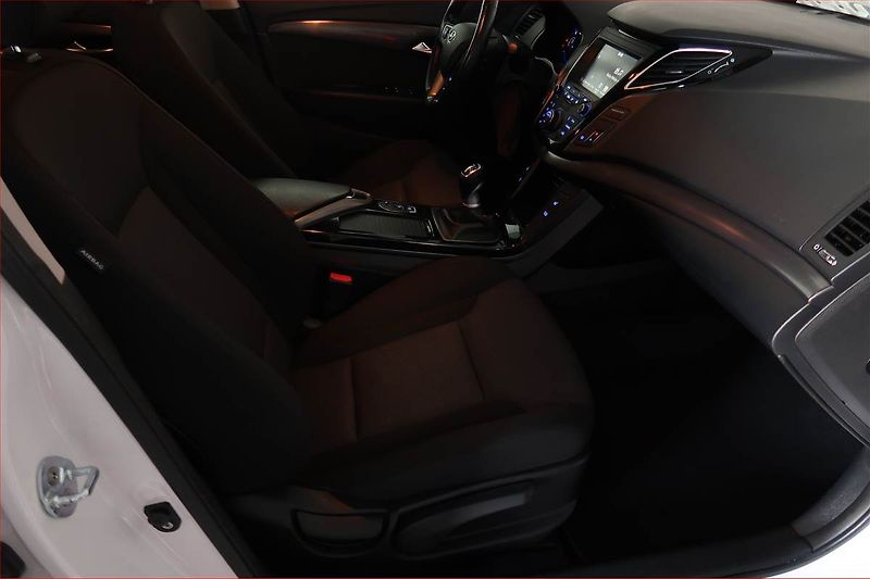 Hyundai i40 (2018) 1.7 CRDi, Navi, Tempomat - fotka 9 z 17