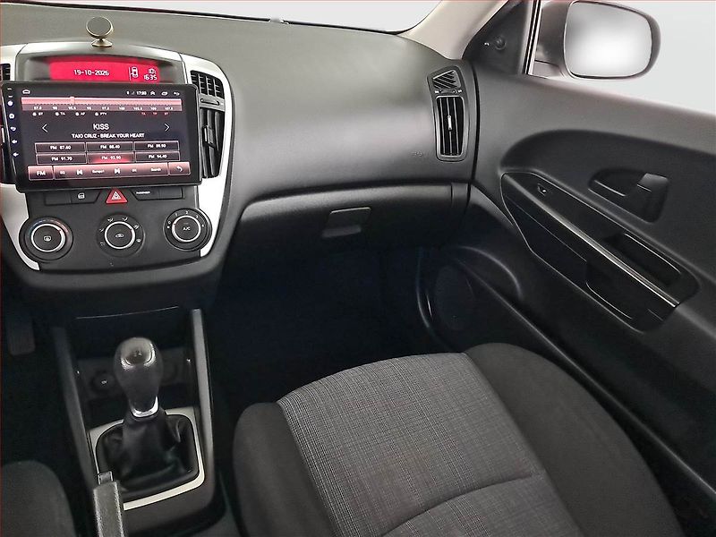 Kia Ceed (2010) 1.4 CVVT, Navi, Park. senzory - fotka 8 z 16