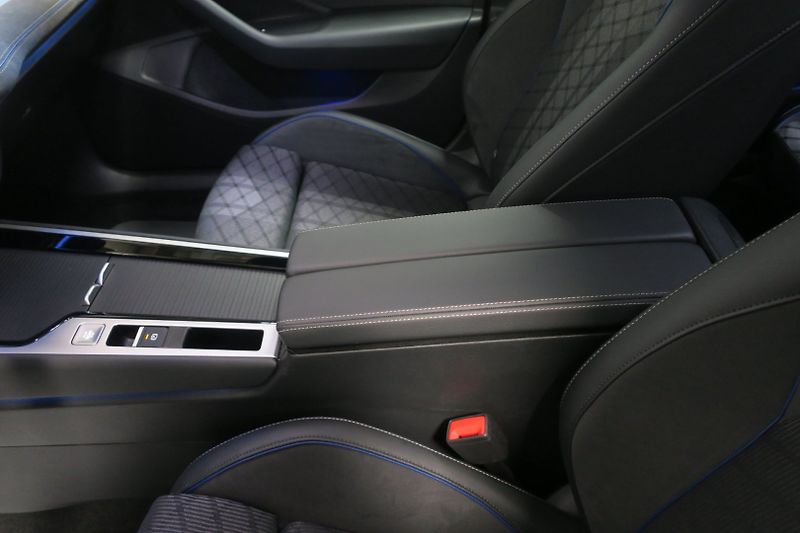Volkswagen Passat (2024) R-Line 2,0TDI 142kW 4M Nez.Top - fotka 37 z 50