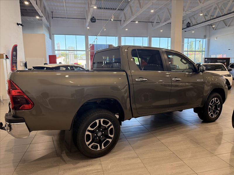 Toyota Hilux (2025) 2,8 Executive  Double Cab Dies - fotka 5 z 13