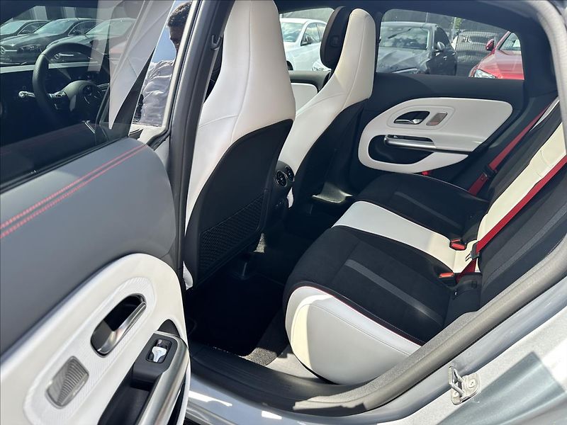 Mercedes-Benz CLA 200 4MATIC AMG linie - fotka 10 z 12