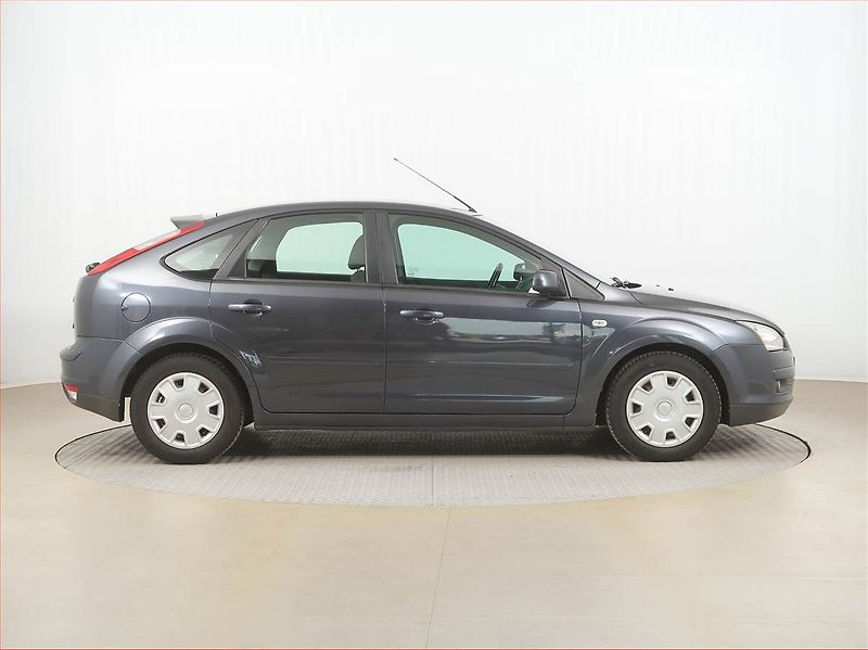 Ford Focus (2008) 1.6 16V, po STK, rezervace - fotka 6 z 16