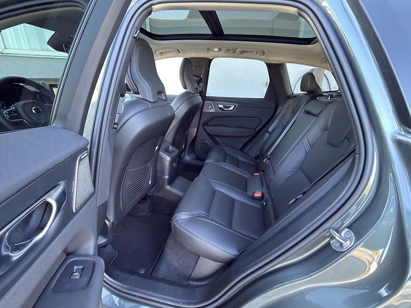 Volvo XC60 T8 AWD ULTRA DARK / B&W VZDUCH - fotka 13 z 57