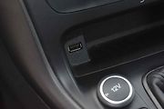 USB zásuvky jsem v autě nalezl celkem 2
