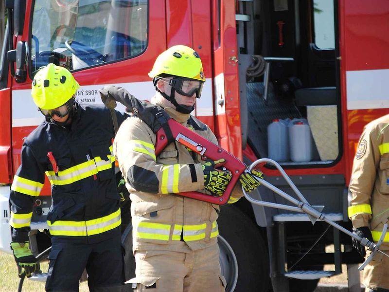 Hasiči se v rámci cvičení Rescue meeting zdokonalovali ve vyprošťování osob z auta, ale také jak uhasit elektromobil - především baterii.