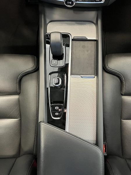 Volvo XC60 B4 AWD PLUS DARK AT8, ČR - fotka 17 z 41