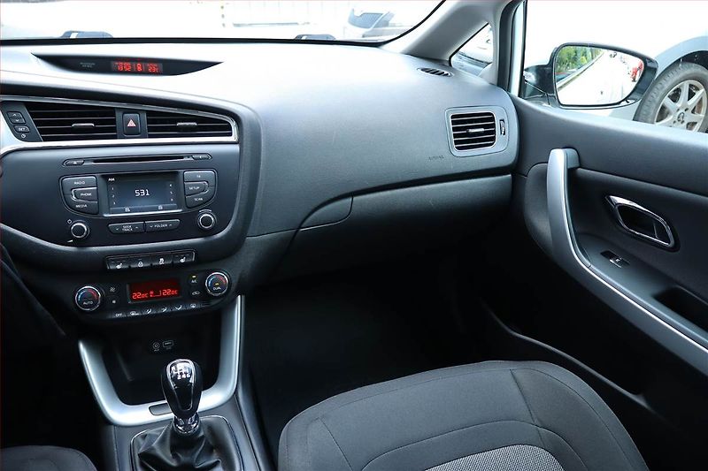 Kia Ceed (2018) Gold 1.4 MPI, Serv.kniha - fotka 8 z 23