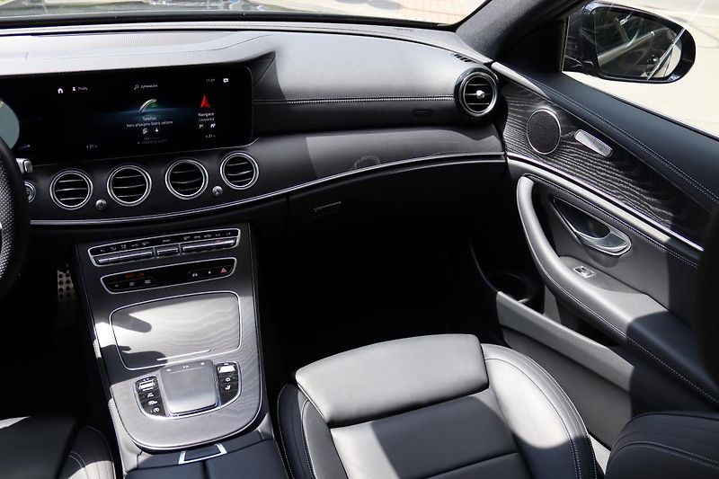 Mercedes-Benz Třídy E E 300D 4MATIC KOMBI AMG 195kW - fotka 39 z 50