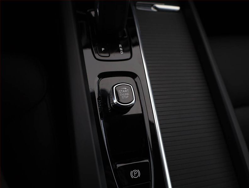 Volvo XC60 (2021) Momentum B4 AWD - fotka 16 z 20