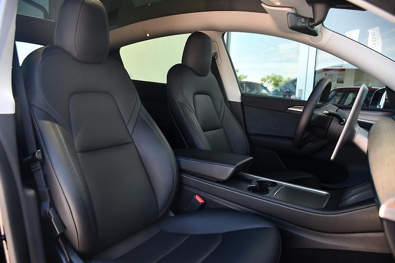 Tesla Model Y LONG RANGE DUAL MOTOR  - fotka 14 z 46