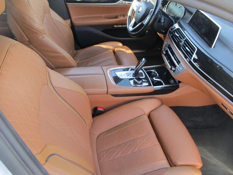 BMW Řada 7 (2016) 750i xDrive - fotka 6 z 13