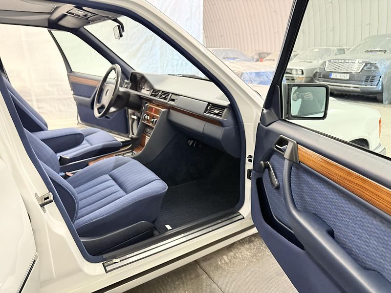 Mercedes-Benz Třídy E (1991) 2.3 , AT ,SERVIS DOLOŽEN! - fotka 11 z 34