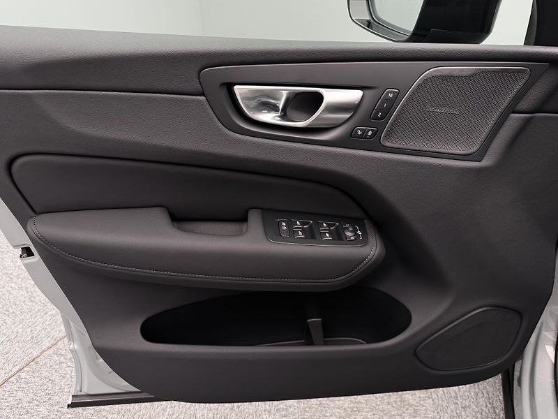 Volvo XC60 (2026) B5 AWD AUT PLUS BLACK EDITION - fotka 7 z 23
