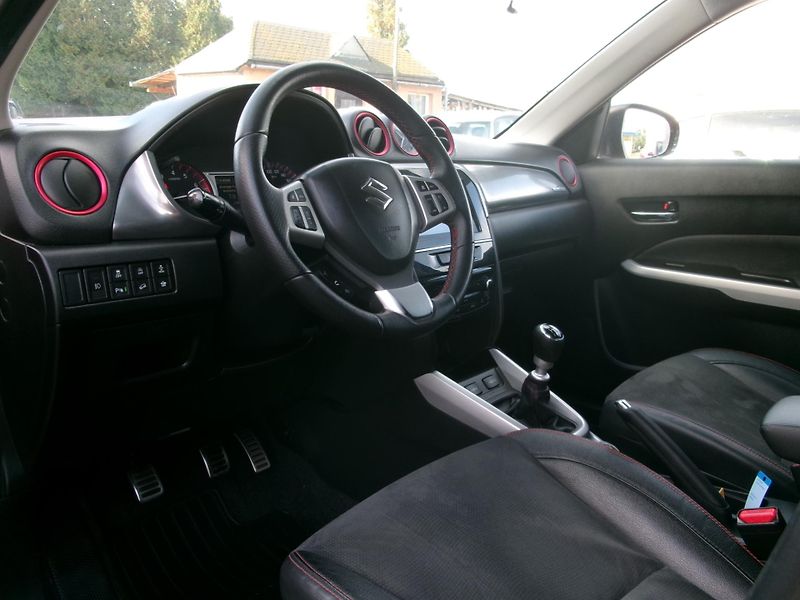 Suzuki Vitara (2017) 1,4 BJet 4x4 NAVI ACC ALU - fotka 27 z 30