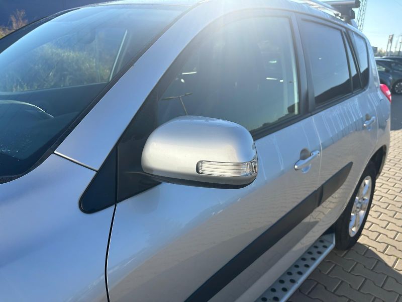 Toyota RAV4 2.2 D-4D 4x4 110kW - fotka 26 z 27