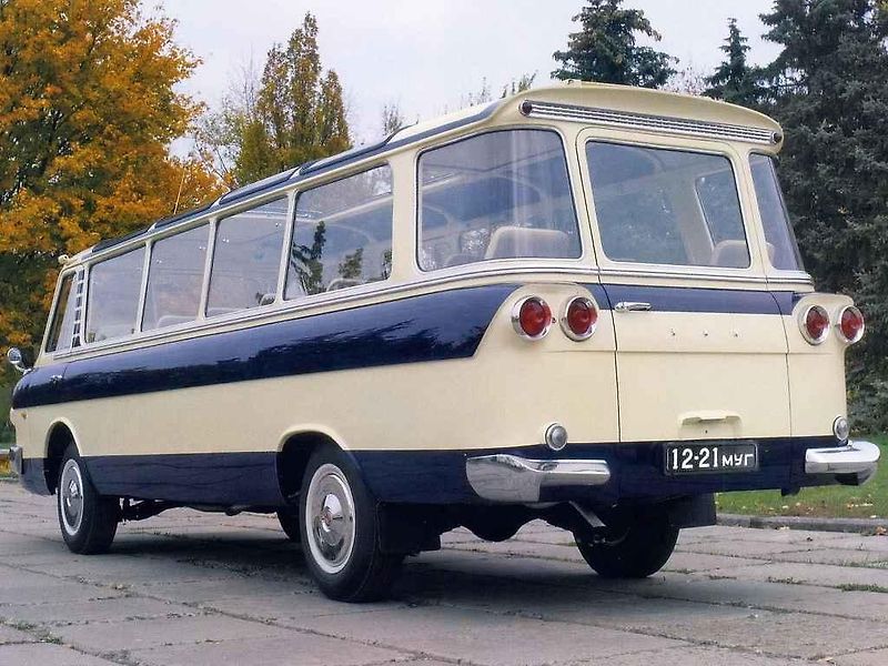 ZIL 118 M se vyrobil i v sanitní verzi pro převoz vysoce postavených osob