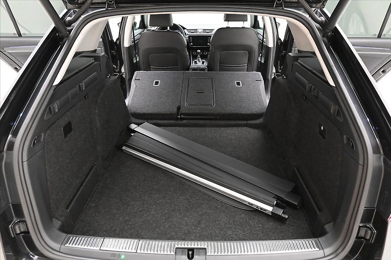 Škoda Superb 2,0 TDI 110 kW DSG STYLE Záruk - fotka 11 z 33