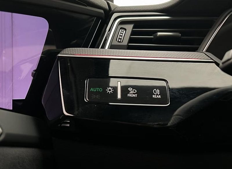 Audi Q8 e-tron 55 Q 360k Pano Matrix 4 zóny   - fotka 14 z 36
