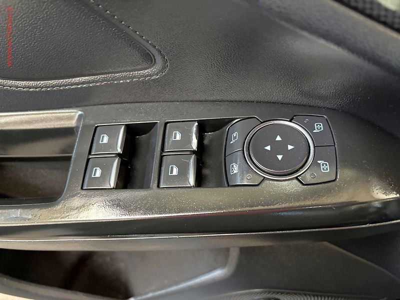 Ford Focus (2019) 1.0 EB, ST-Line, LED, navi - fotka 12 z 19