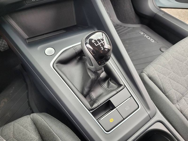 Volkswagen Golf (2025) 1.5 TSI People - fotka 35 z 54