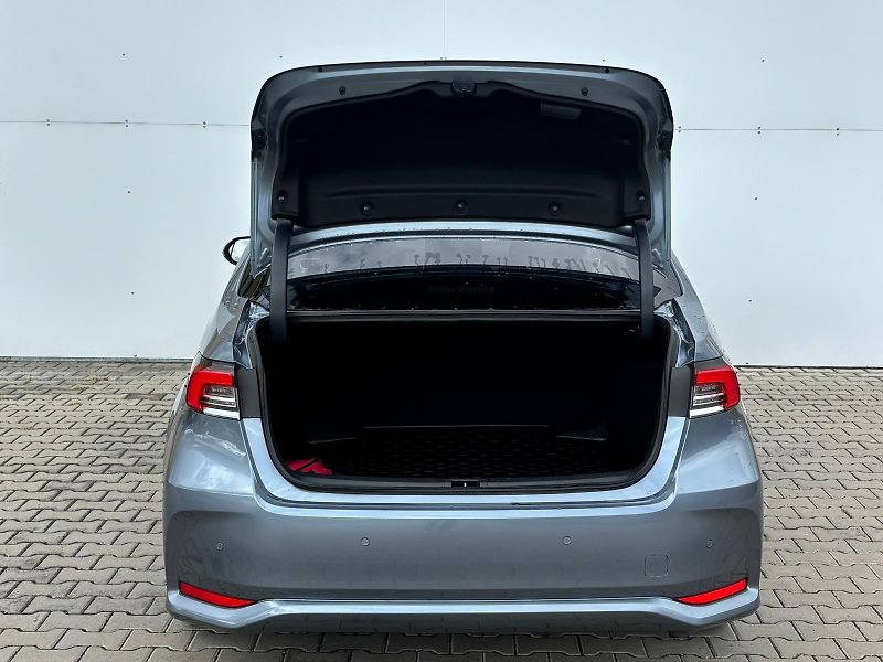 Toyota Corolla 1.8 HSD e-CVT Executive VIP - fotka 10 z 28