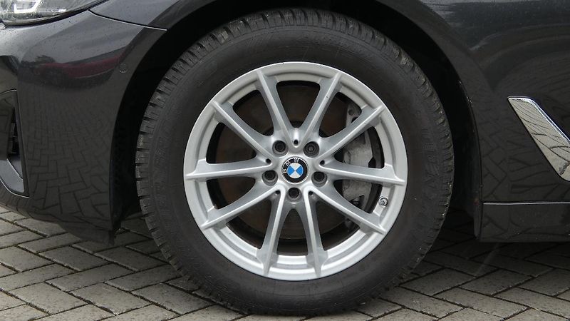 BMW Řada 5 530d xDrive - fotka 24 z 25