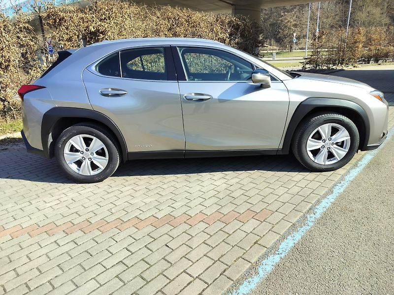 Lexus UX 250h BUSINESS edition,alcantara - fotka 8 z 25