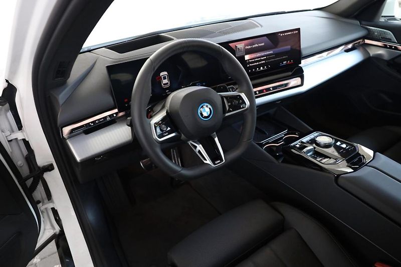 BMW Řada 5 550e xDrive Touring - fotka 2 z 33