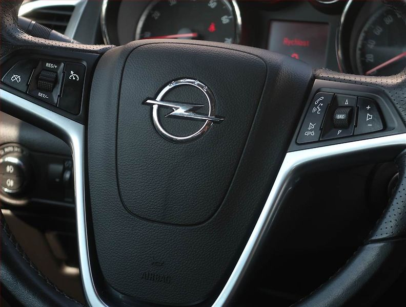 Opel Astra (2011) 1.4 T, Automat, Navi, Xenony - fotka 20 z 20
