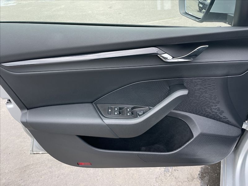 Škoda Octavia 2,0 TDI DSG Ambition Plus LED - fotka 14 z 23