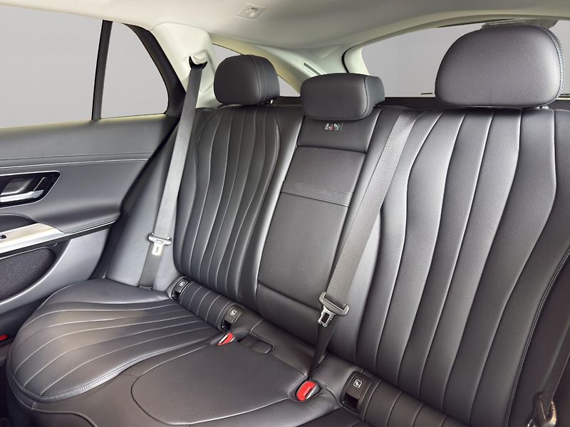 Mercedes-Benz Třídy E (2025) E 300 de 4MATIC kombi - fotka 21 z 22