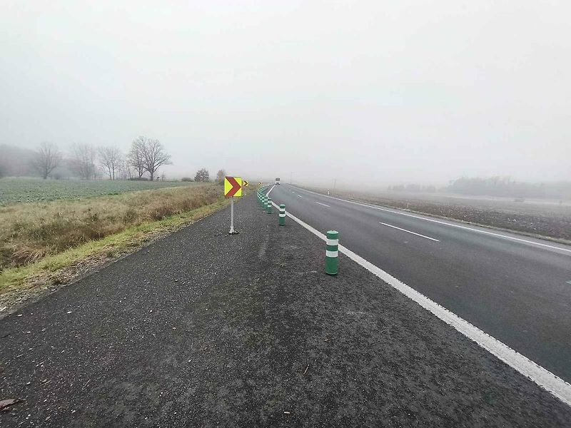 Nejnebezpečnější místo v Karlovarském kraji je úsek silnice u Trstěnic. Dodnes jsou zde patrné známky po dřívějších karambolech.