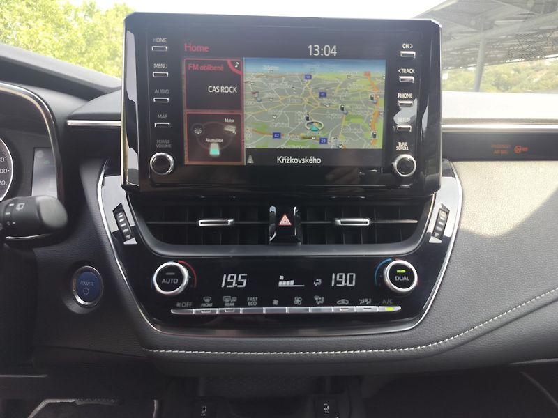 Toyota Corolla 1.8 hybrid business, navigace - fotka 14 z 26