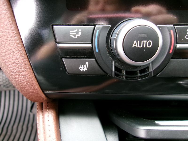 BMW Řada 5 (2010) 520d combi  - fotka 18 z 28