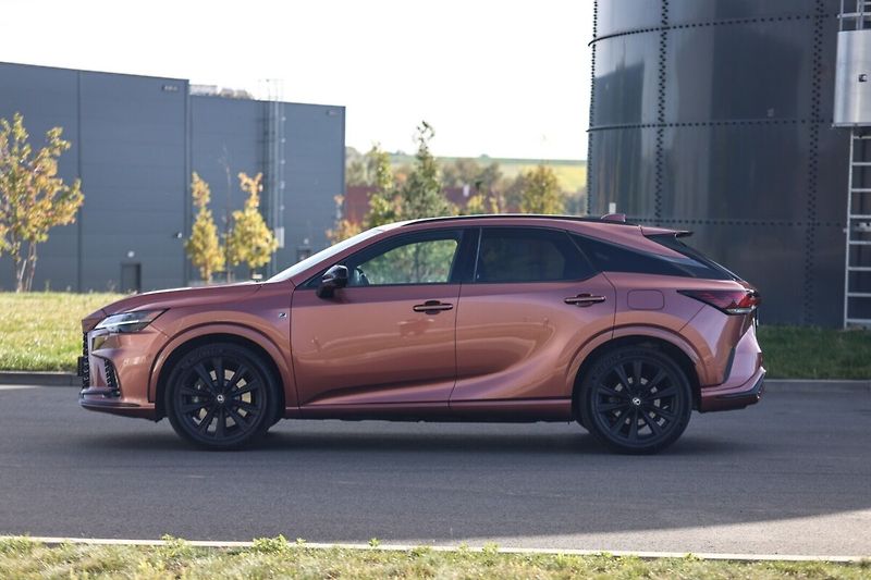 Lexus RX 500H 2,4 HEV F SPORT PLUS - fotka 26 z 26