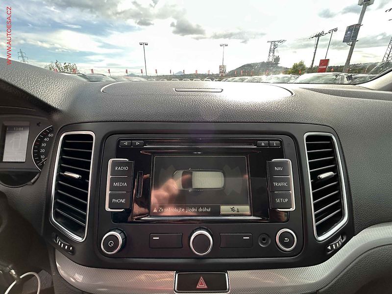 Volkswagen Sharan (2015) 2.0TDI, Navi, autoAC - fotka 17 z 18