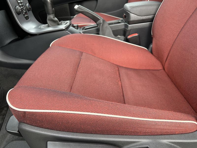 Volvo C30 1.6D ABS KLIMATIZACE TAŽNÉ - fotka 11 z 35