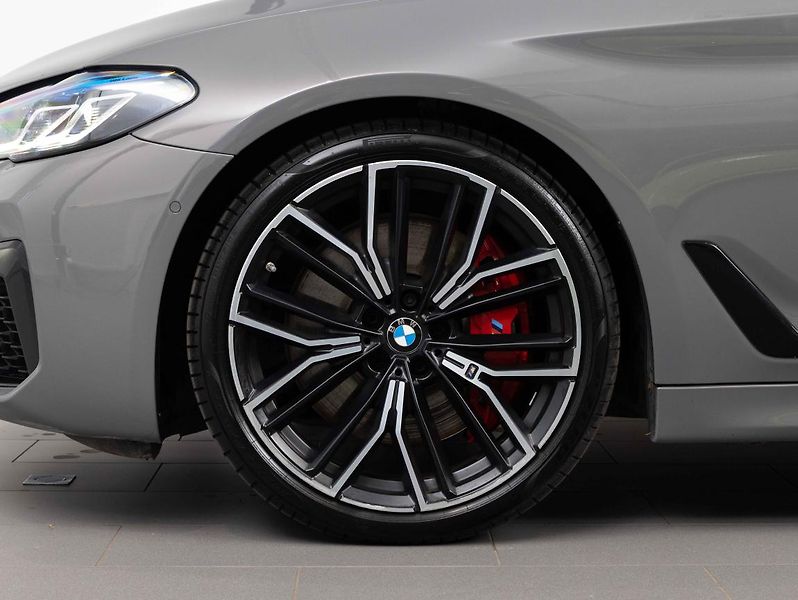 BMW Řada 5 M550i xDrive - fotka 6 z 23