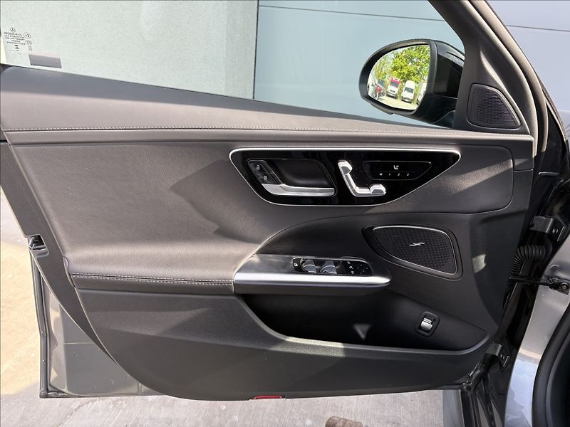 Mercedes-Benz Třídy C 2,0 220d 147 KW AMG 4 MATIC CZ - fotka 20 z 32