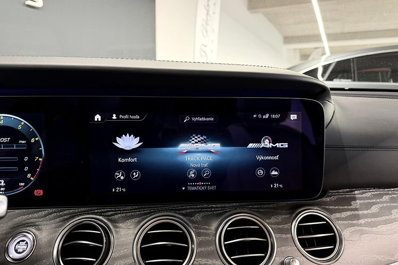 Mercedes-Benz Třídy E (2021) E 63s AMG 4Matic+ V8 Biturbo - fotka 79 z 124