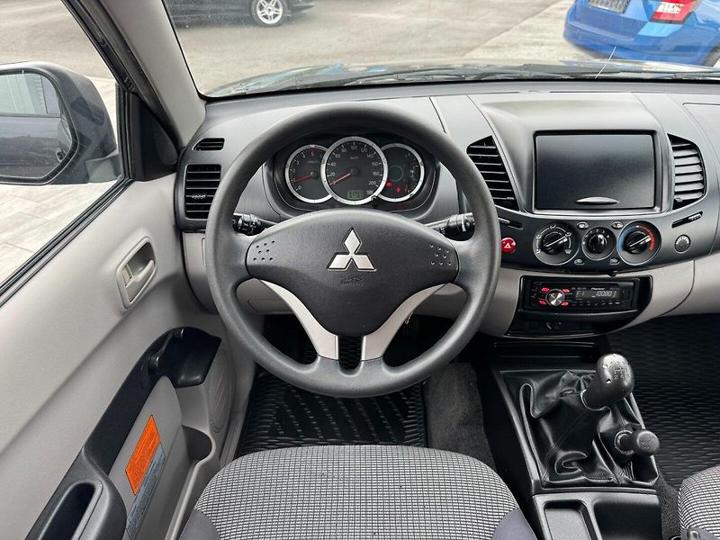 Mitsubishi L200 (2011) 2.5 DI-D 100KW 4WD HARDTOP - fotka 12 z 29