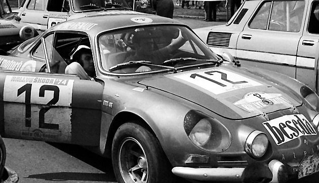 Legendární jezdec Vladimír Hubáček za volantem Alpine A110 se svým spolujezdcem Stanislavem Mináříkem při Rallye Škoda v roce 1974., zdroj: Se svolením Jiřího Maršíčka