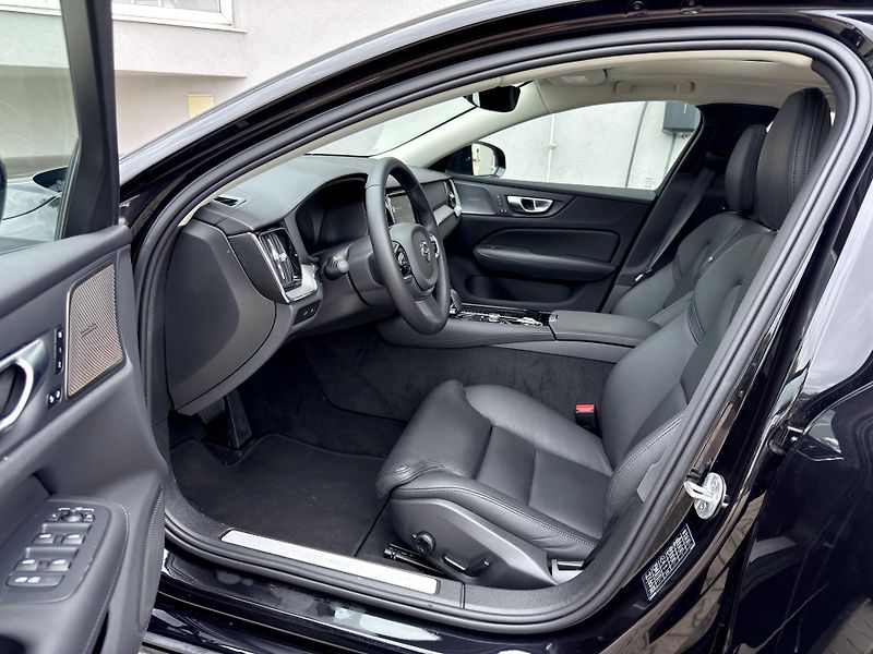 Volvo S60 T8 AWD ULTIMATE DARK // 335 kW - fotka 10 z 39