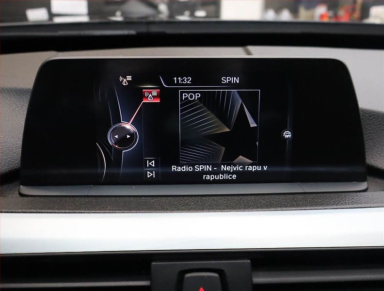BMW Řada 3 (2015) Sport Line 320d xDrive GT - fotka 12 z 23