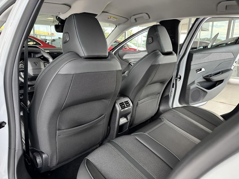 Peugeot 308 1,2PT 96KW*ALLURE*Kamera*DPH - fotka 17 z 36