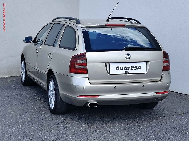 Škoda Octavia (2006) 1.9TDi, ČR, AC, park.čidla - fotka 6 z 17