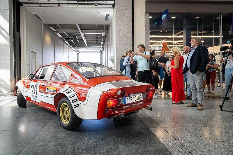 Výstava závodních aut Škoda v OC Olympia.