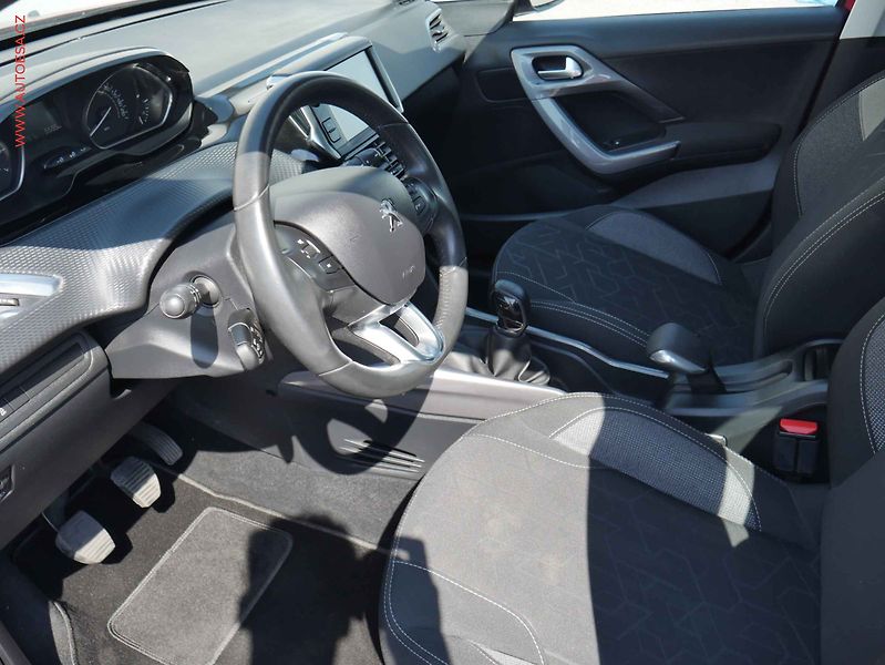 Peugeot 2008 (2017) 1.2PT, ČR, AC, tempo - fotka 9 z 16