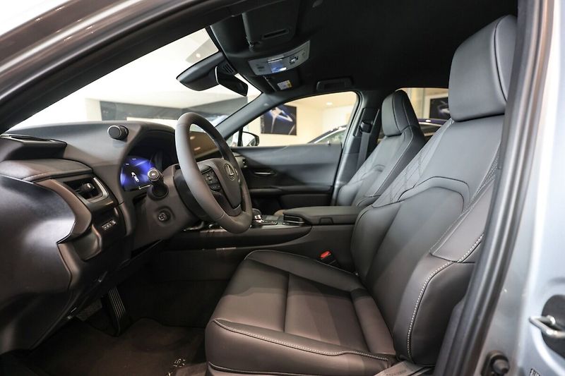 Lexus UX 300h 300h 2.0L HEV F SPORT DESIGN - fotka 8 z 14